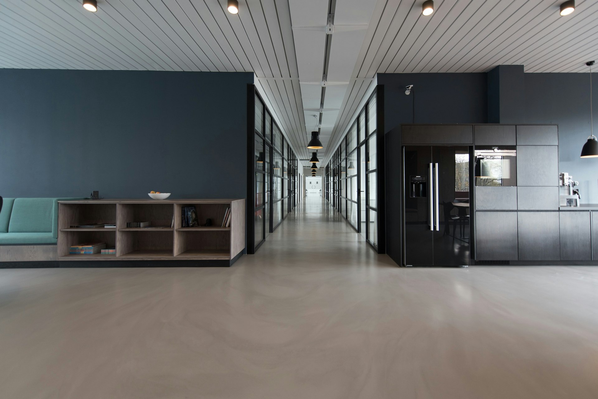 Agentur-Arbeitsplatz mit Monitoren